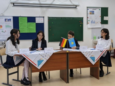Schülerinnen und Schüler aus Almaty diskutieren die Frage, ob Online-Shops verboten werden sollen