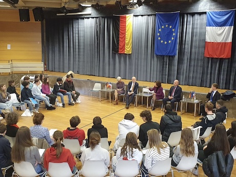 Schülerinnen und Schüler der DS Athen und des Lycée Franco-Hellénique de Eugène Lacroix bringen sich in die Diskussion ein