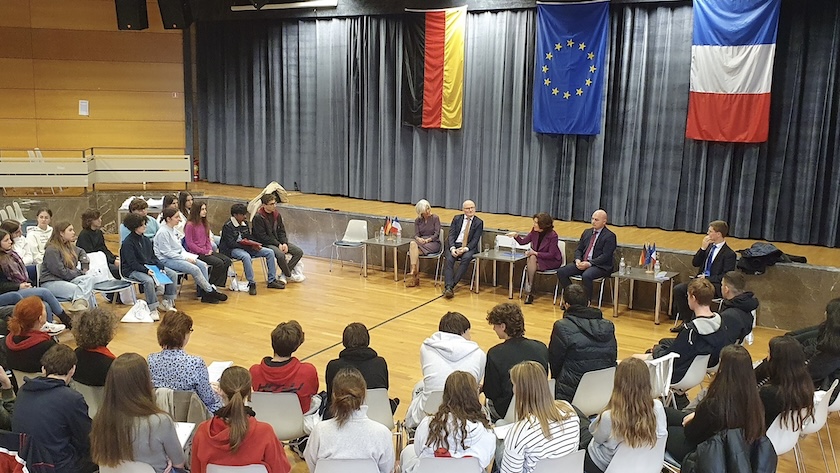 Schülerinnen und Schüler der DS Athen und des Lycée Franco-Hellénique de Eugène Lacroix bringen sich in die Diskussion ein