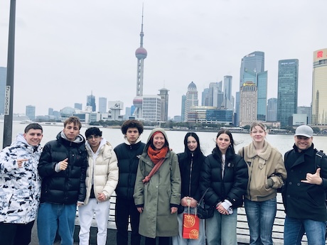 Gruppenfoto vor der Skyline Shanghais