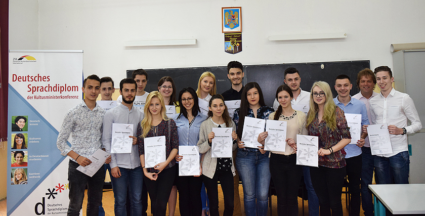 Gruppenbild der Schülerinnen und Schüler mit ihren Diplomen