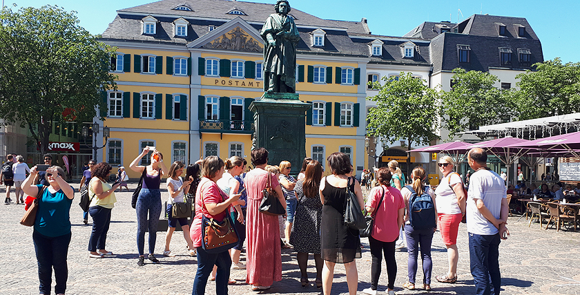 Teilnehmende eines Ortslehrkräfte-Seminars vor der Beethoven-Statue in Bonn
