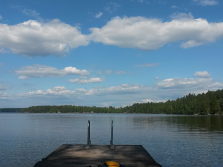 Ein Badesteg an einem finnischen See