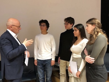 Deutscher Botschafter in Griechenland unterhält sich mit Schülerinnen und Schülern