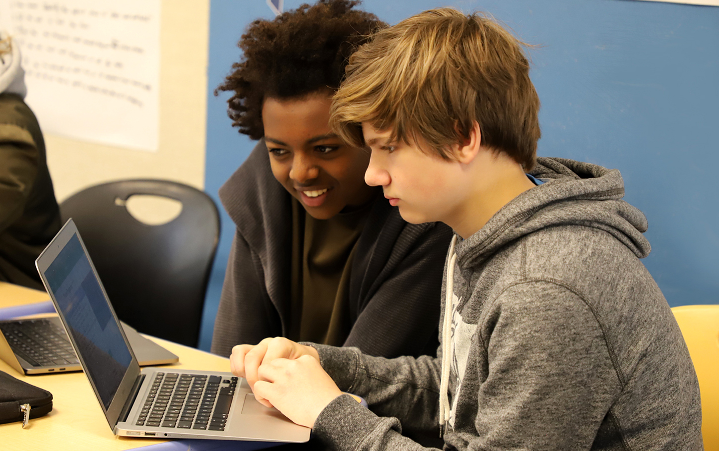Zwei Schüler der Deutschen Internationalen Schule Silicon Valley schauen gemeinsam auf einen Laptop